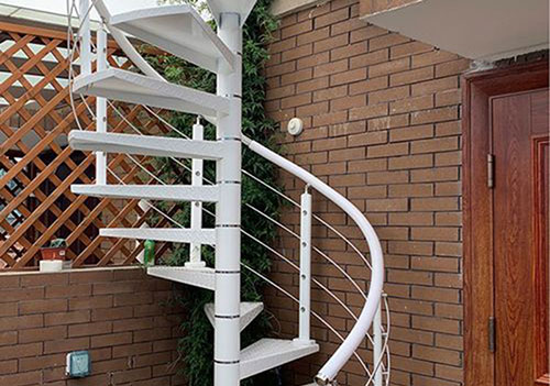 室外旋轉白色單人疊式樓梯定制效果圖