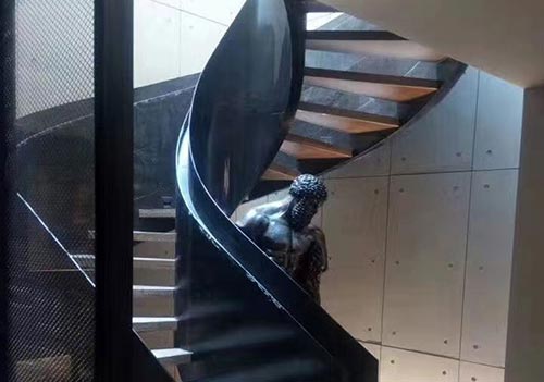 黑色旋轉(zhuǎn)弧形樓梯定制設(shè)計(jì)效果圖