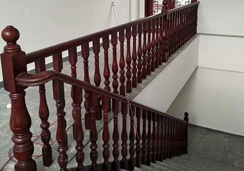別墅實木樓梯報價貴不貴_別墅實木樓梯價格