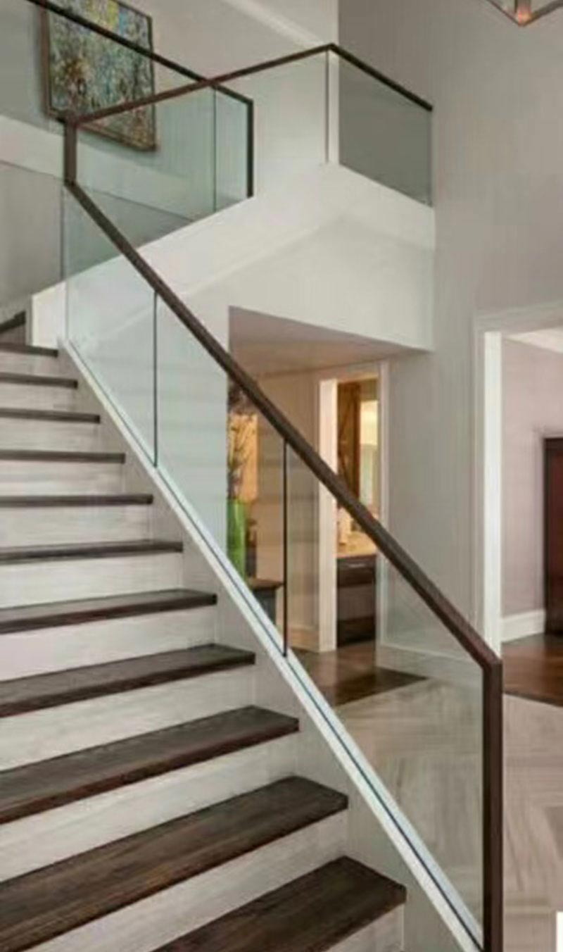 1669522294599621.jpg 玻璃樓梯扶手的設計