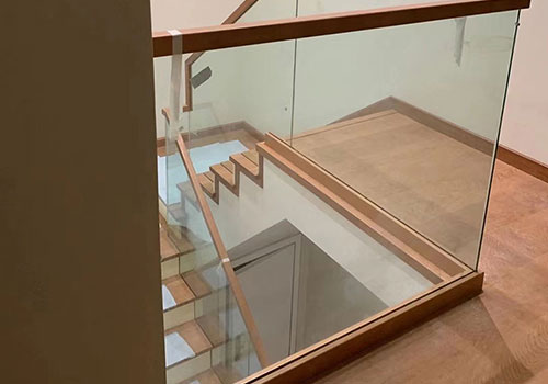 閣樓室內直角樓梯透明玻璃扶手設計裝修效果圖