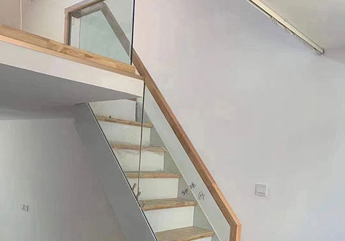 家居室內閣樓直角樓梯玻璃扶手設計裝修效果圖