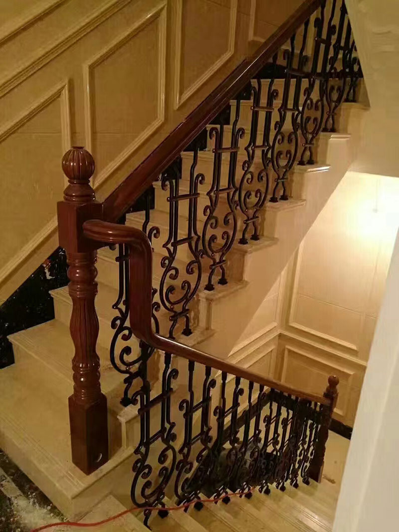 1669730510711375.jpg 美式鄉村風格別墅室內樓梯扶手