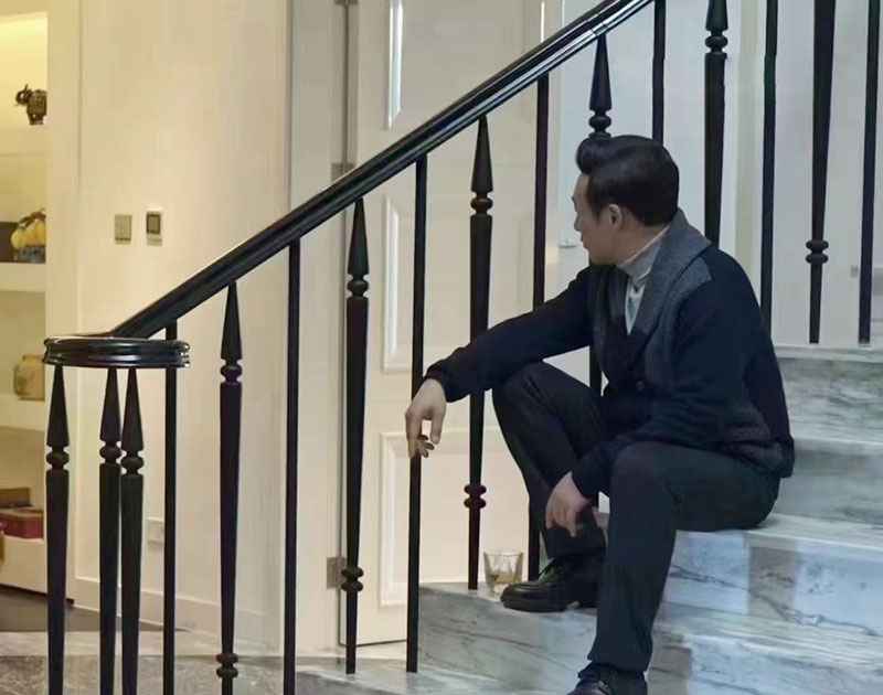 別墅輕奢鐵藝樓梯扶手設計效果圖